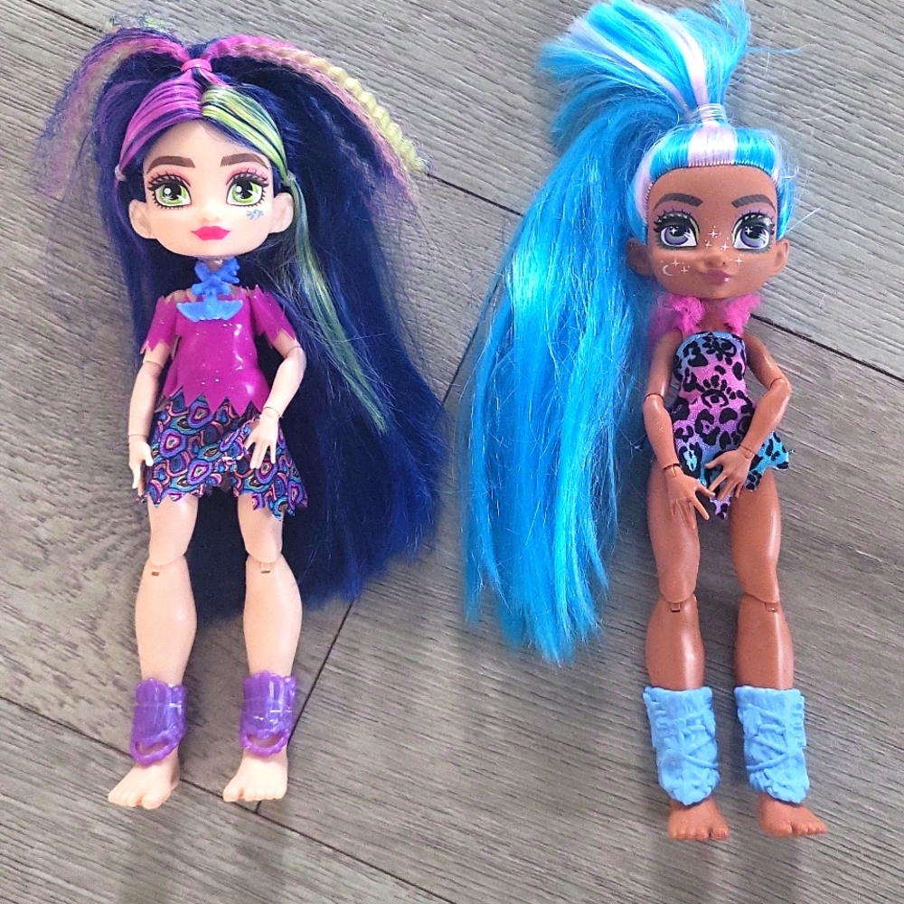 Dino l Mattel l two barbie l size dolls l good condition l Cave Girls